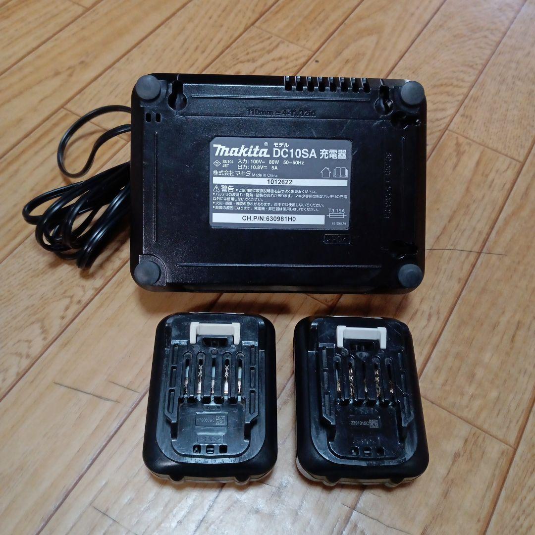 マキタ10.8V充電式クリーナー２台とバッテリ2個、充電器1台のセット品。