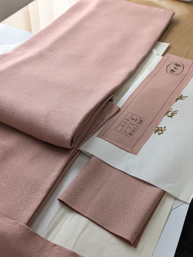 正絹老舗伊と幸色無地宝尽くし文様色無地一つ紋シックなくすみピンク