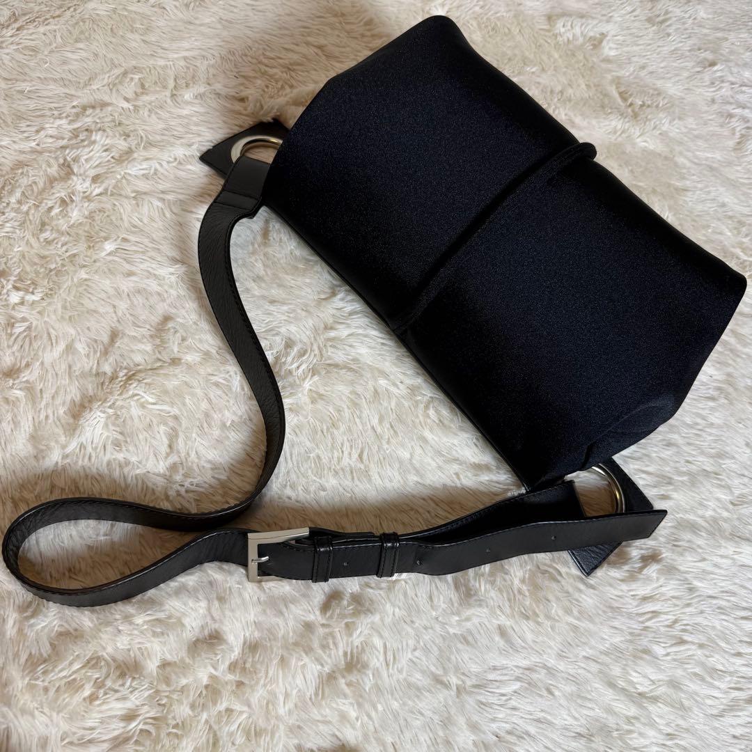 極美　kawa-kawa カワカワ　Wet　ボディバッグ　斜めがけ　肩掛け　金具