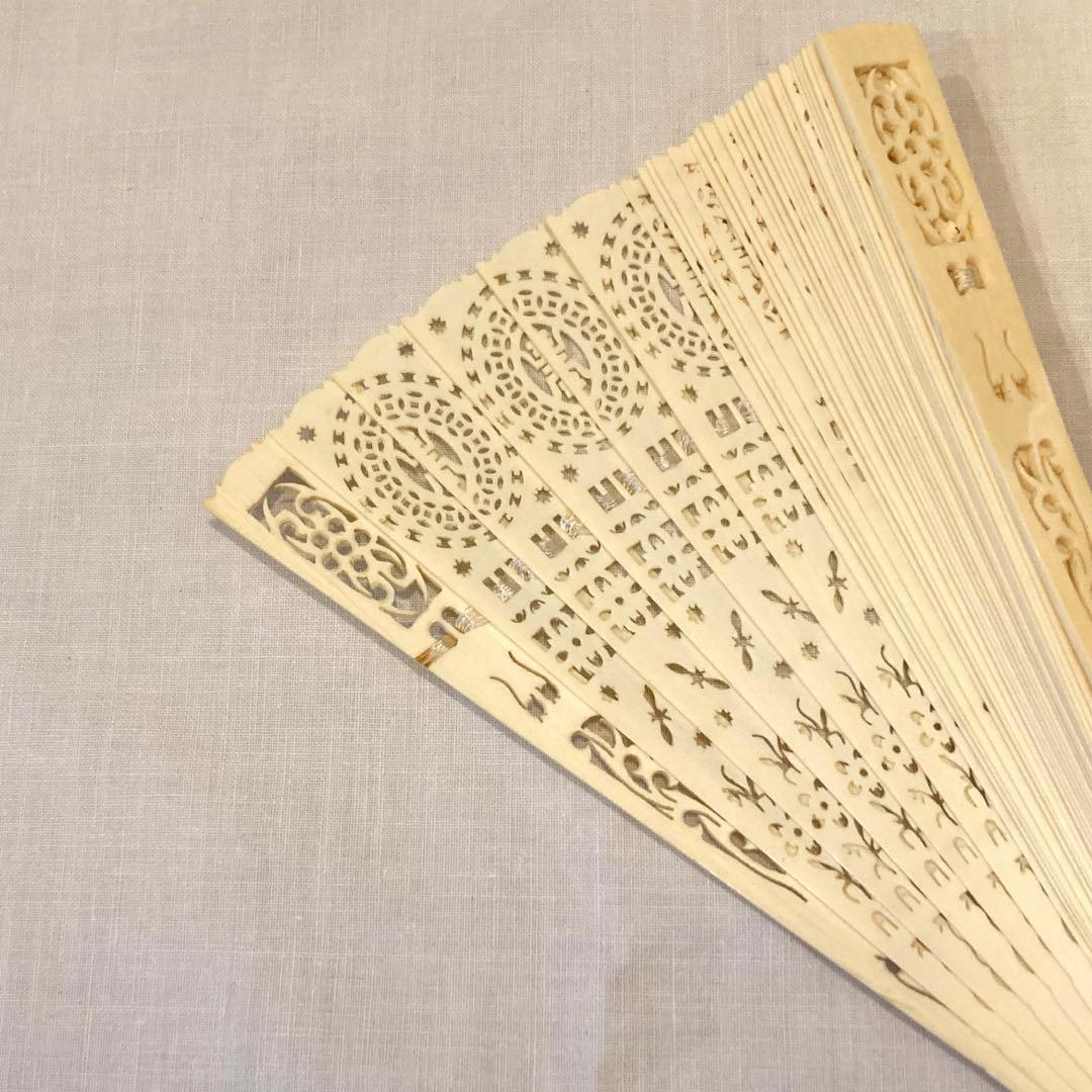 象牙調　透かし模様　扇子