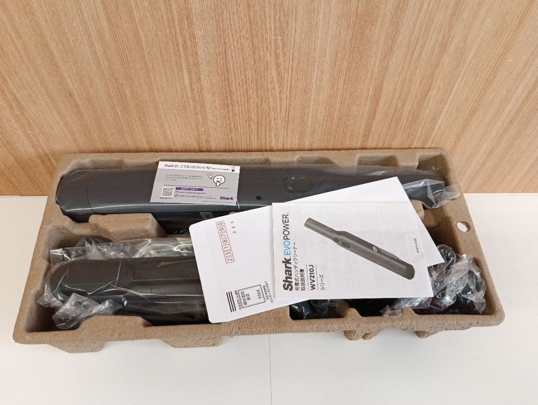 ①SHARK充電式ハンディクリーナー未使用ですが箱にダメージ有り