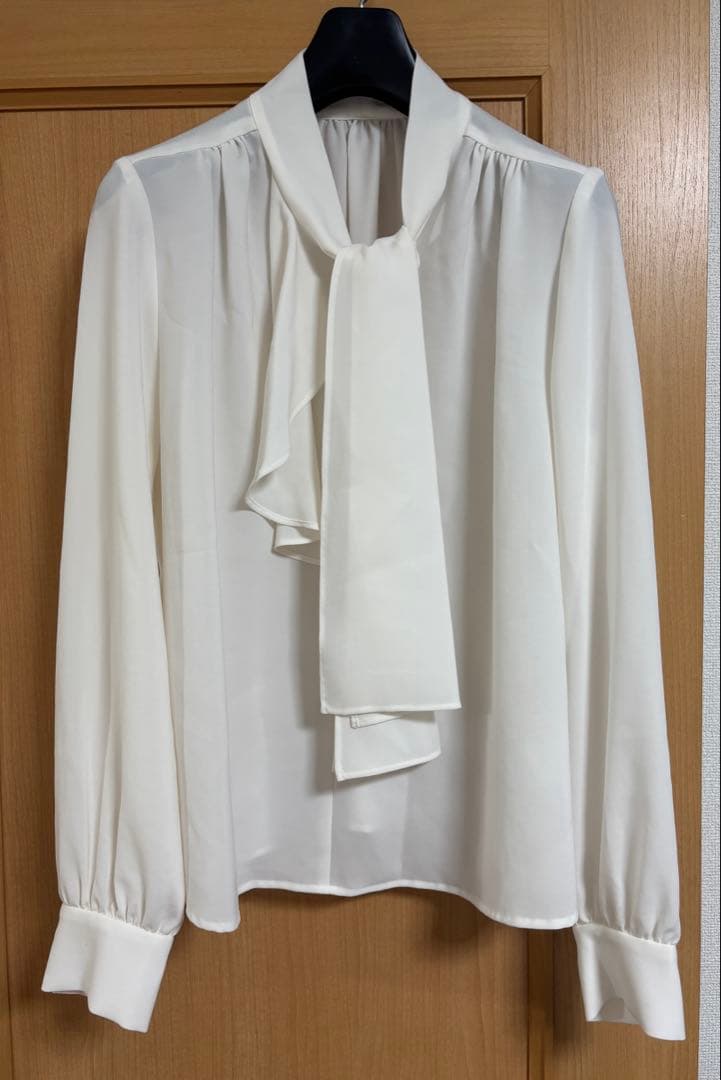 ピンキーアンドダイアン◆ラッフルアクセントボウタイブラウス ホワイト 36