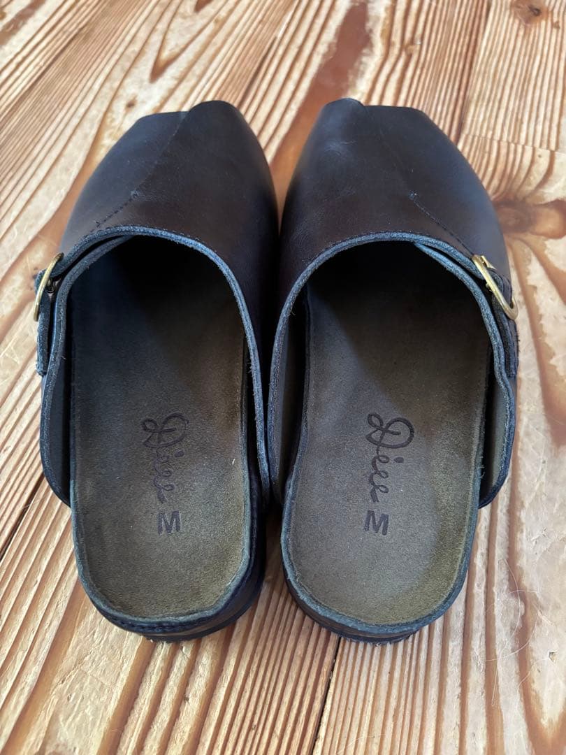 Diu撥水レザー オープントゥミュール