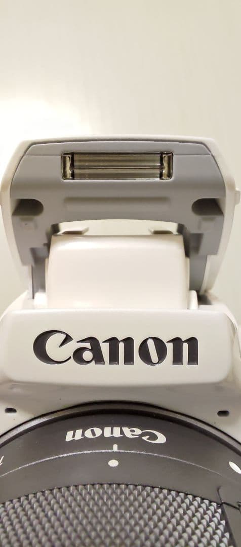 Canon EOS Kiss M ホワイト　SDHCカード32GB