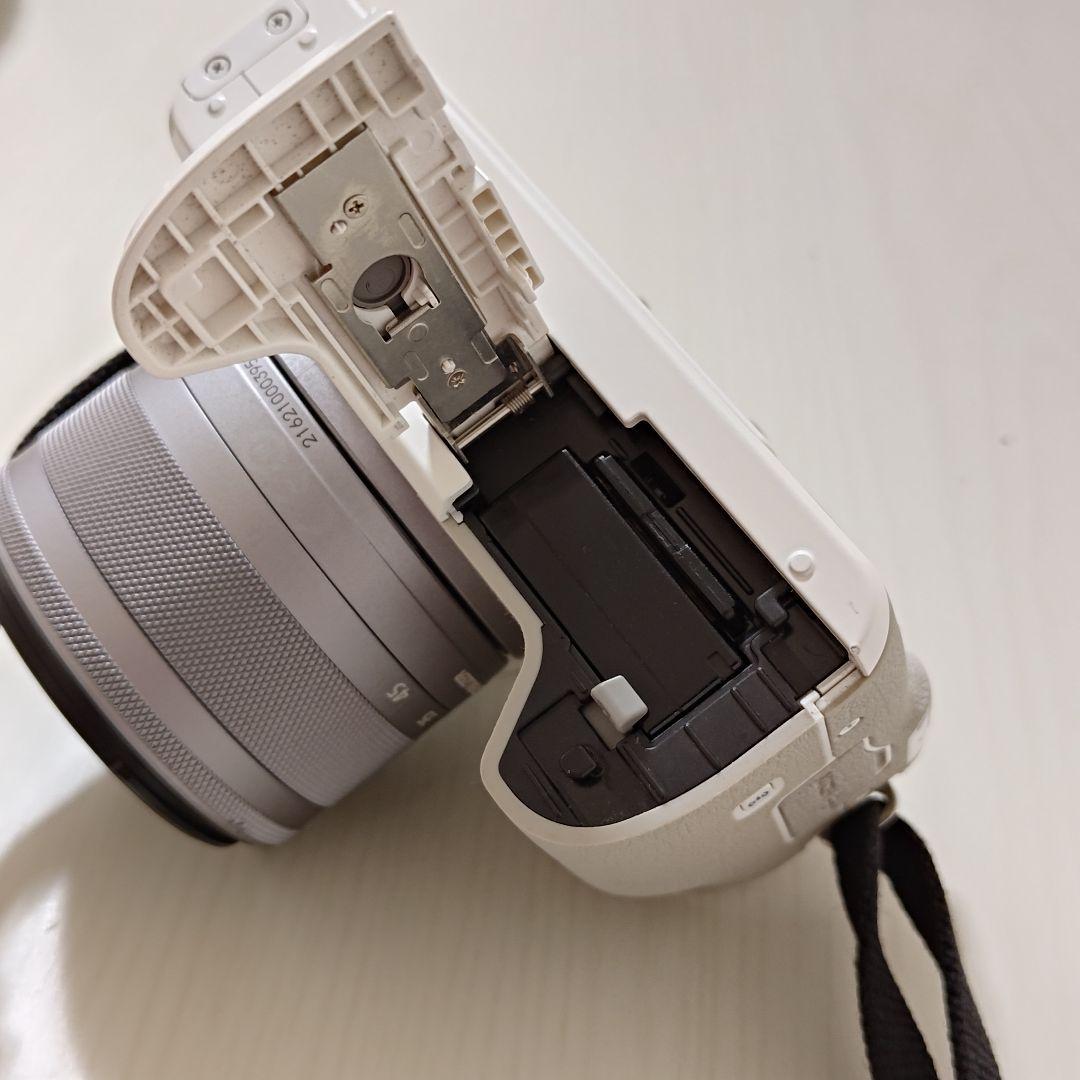 Canon EOS Kiss M ホワイト　SDHCカード32GB