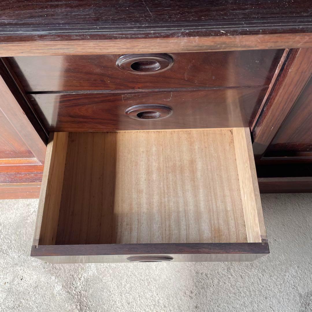 木製ダークブラウンキャビネット ガラス扉付き