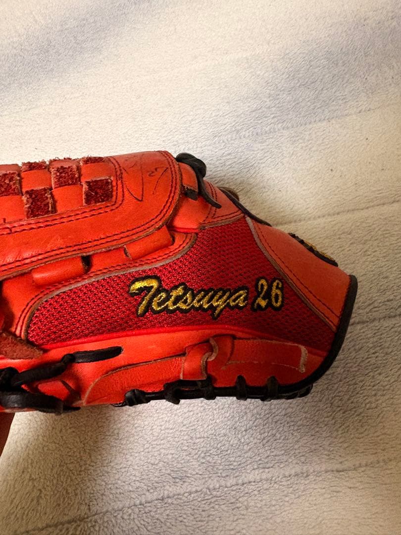 内海哲也　巨人時代最後の使用グローブ　西武時代のサイン付