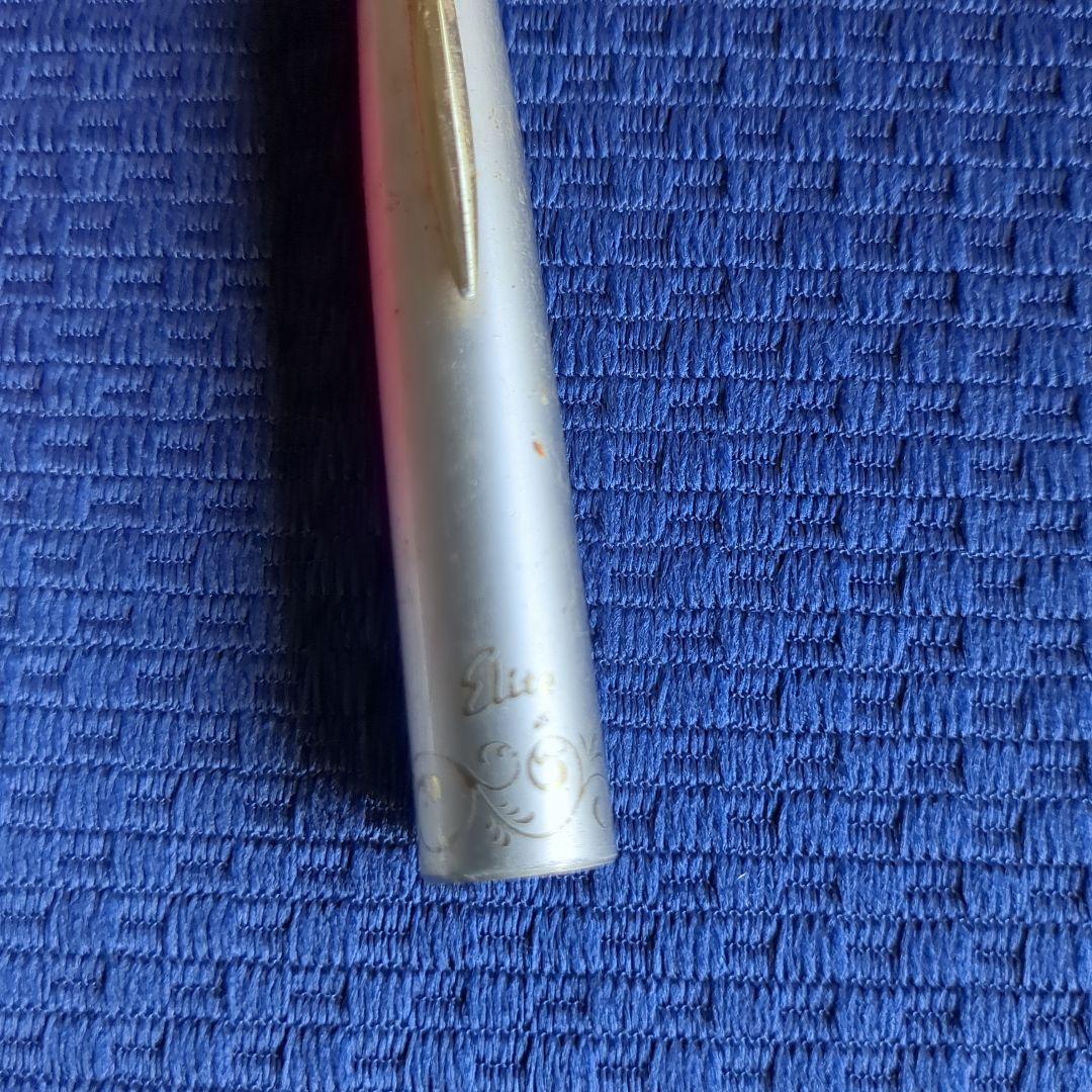 シルバーとピンクの万年筆