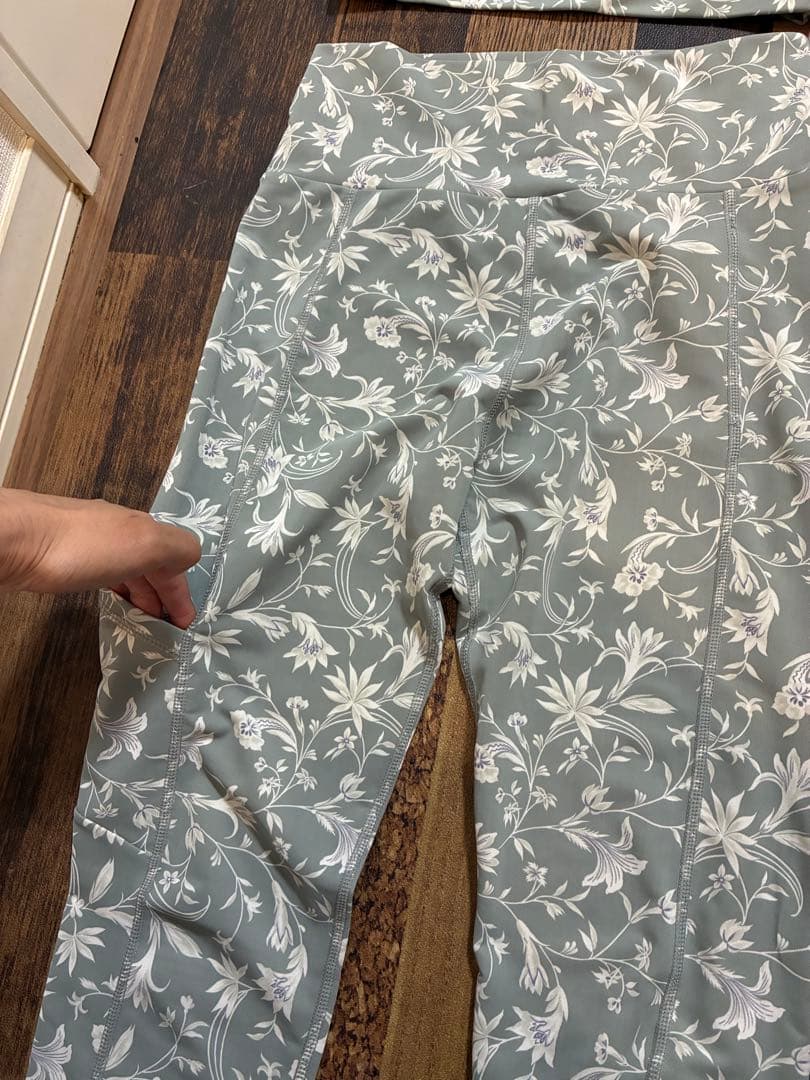 極美　emmi yoga エミヨガ　ヨガウェア　スモークグリーン　M