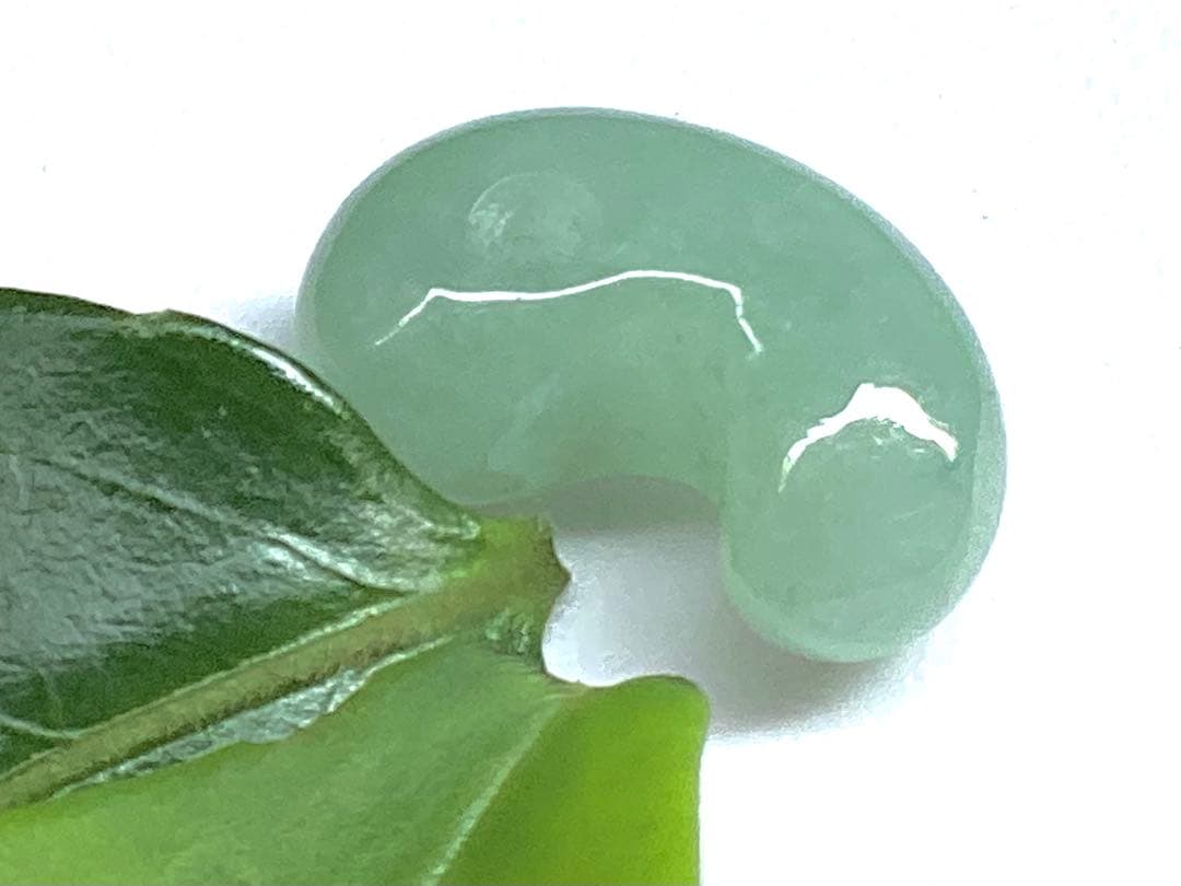 ✳味身良好‼️ 抜群‼️ 最高の透明感　糸魚川翡翠勾玉　本物の守護石を　鑑別書取品‼️