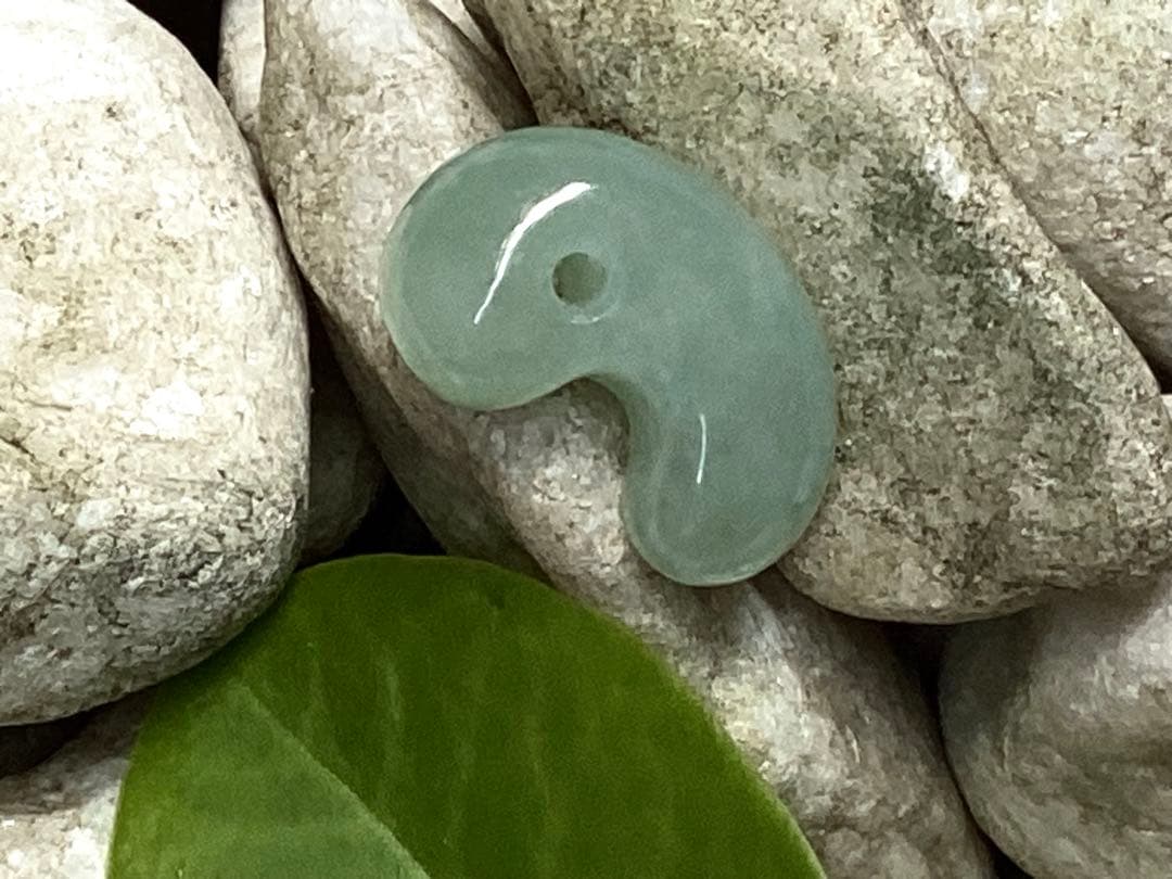 ✳味身良好‼️ 抜群‼️ 最高の透明感　糸魚川翡翠勾玉　本物の守護石を　鑑別書取品‼️