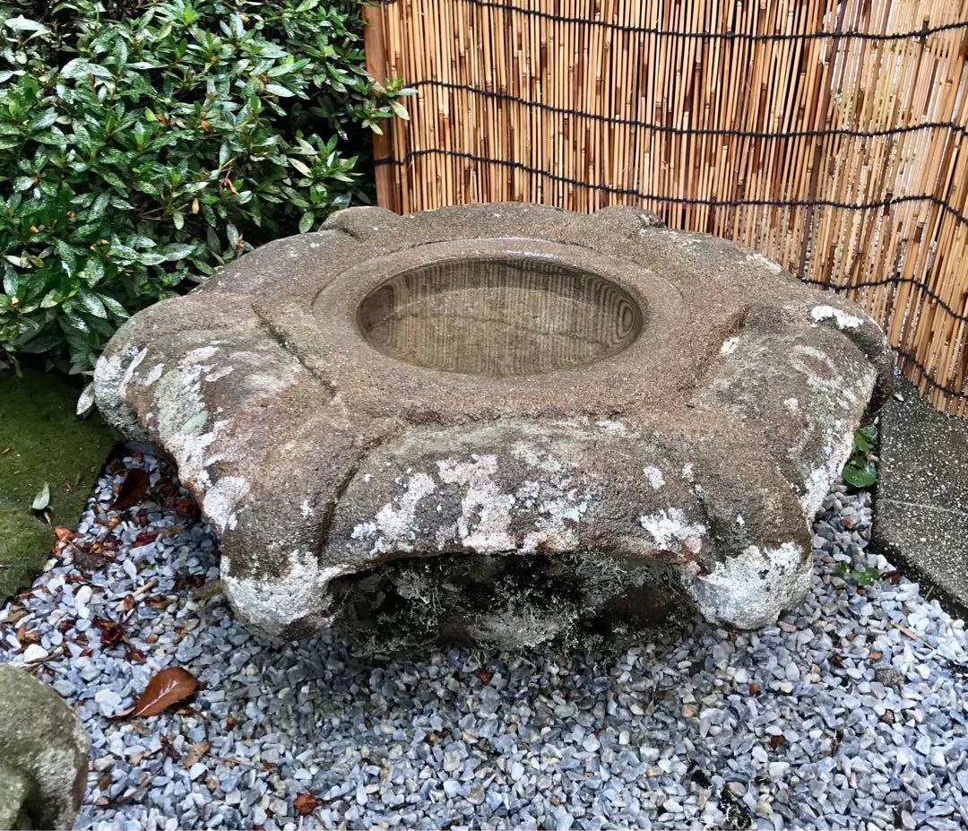【天然石・蹲・見立て笠型水鉢・手水鉢・庭石３６kg】庭石オブジェ箱庭バードバス