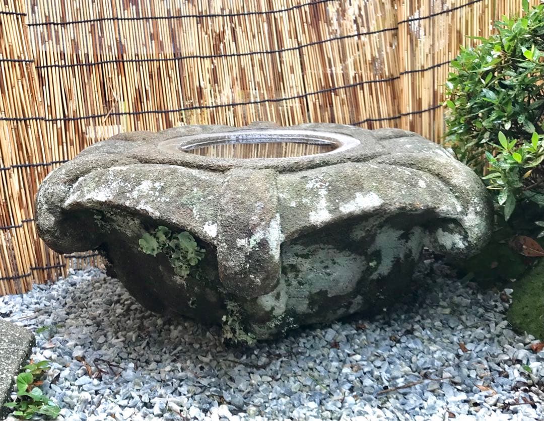 【天然石・蹲・見立て笠型水鉢・手水鉢・庭石３６kg】庭石オブジェ箱庭バードバス