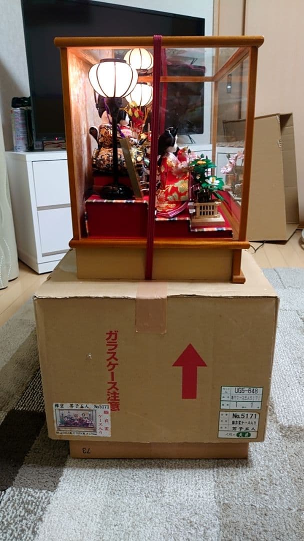 伝統的な雛人形 ガラスケース付き