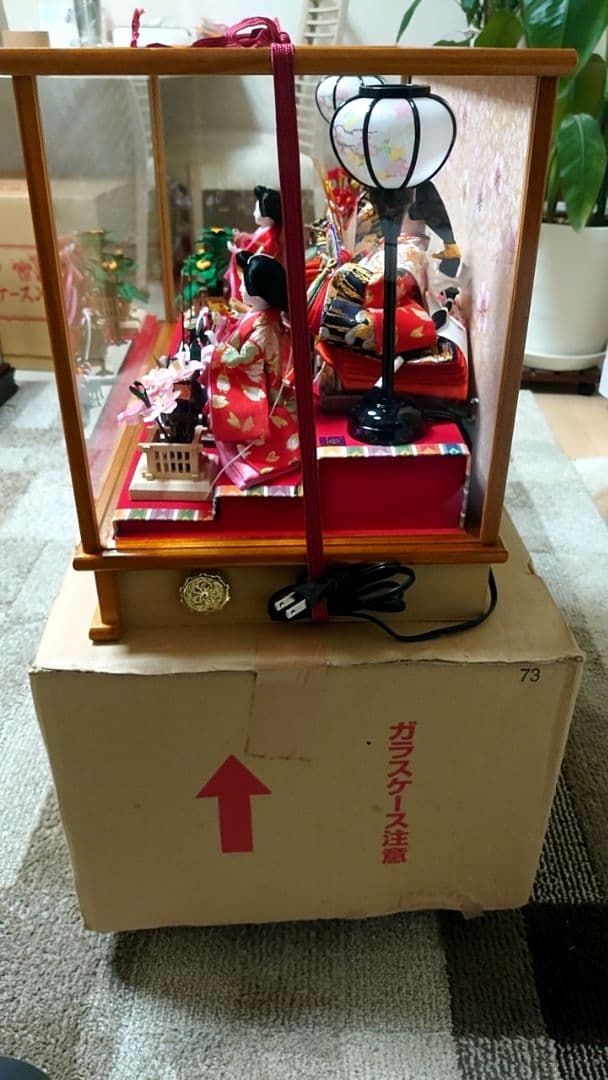 伝統的な雛人形 ガラスケース付き