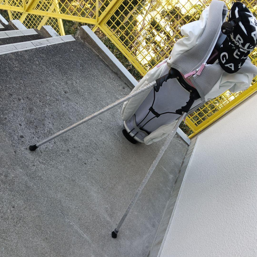 テーラメイドレディース軽量スタンド式キャディバック白