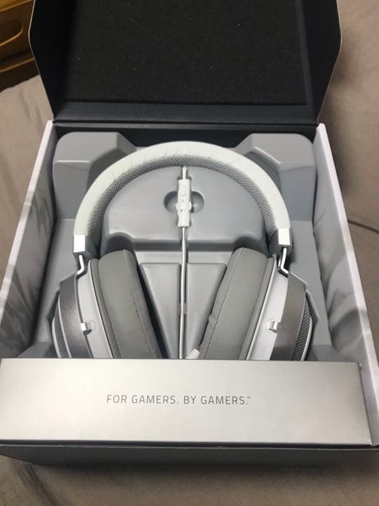 ヘッドホン Razer KRAKEN 7.1 V2 OVAL MERCURY WHITE