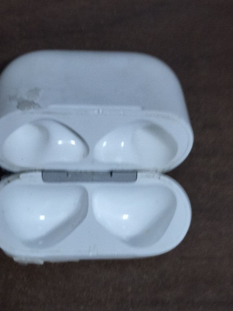 AirPods4（ANC）本体、イヤホン付 外装に汚れあり