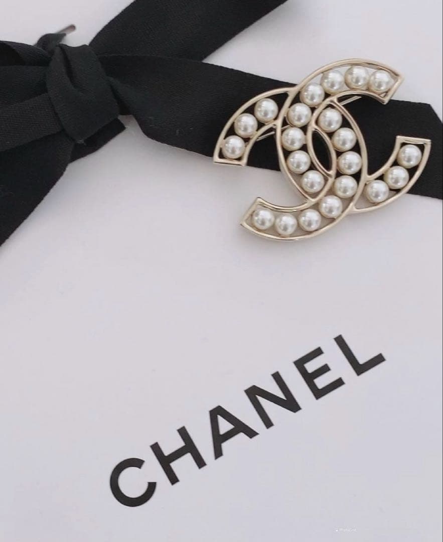 CHANEL パール付きロゴブローチ 箱付き