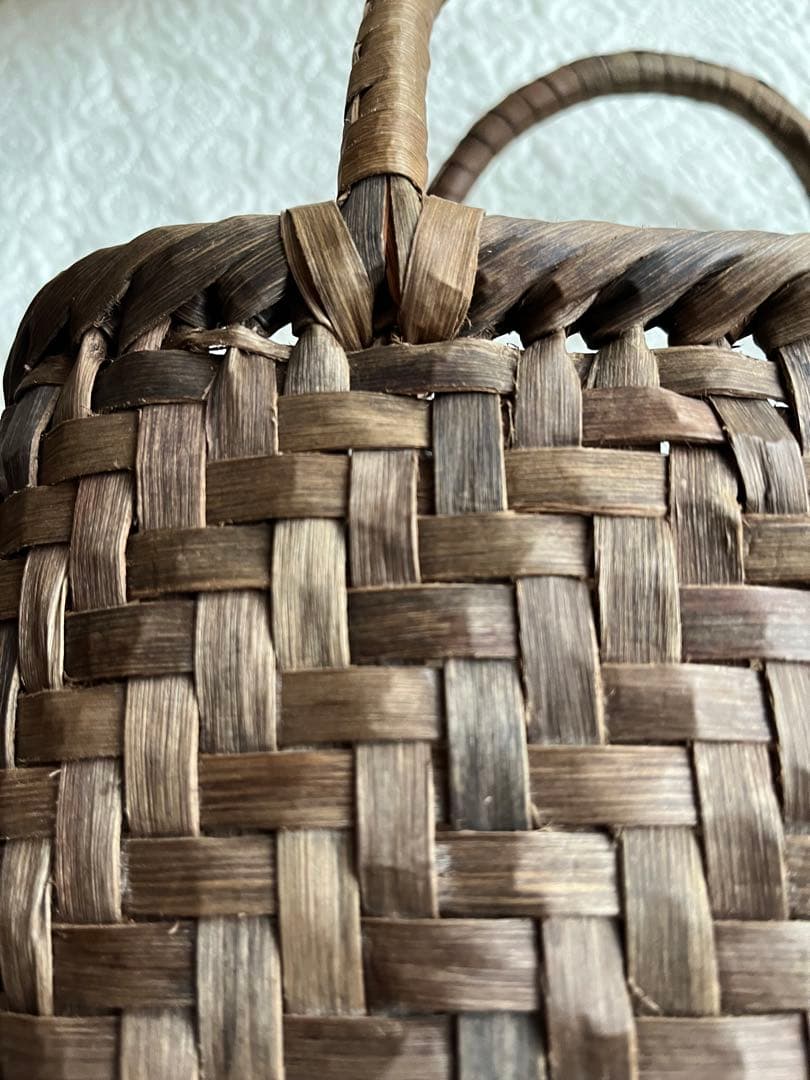 かごや　未使用　冬用　フェイクファー蓋付きくるみ籠　網代編み　　リネン巾着袋付き