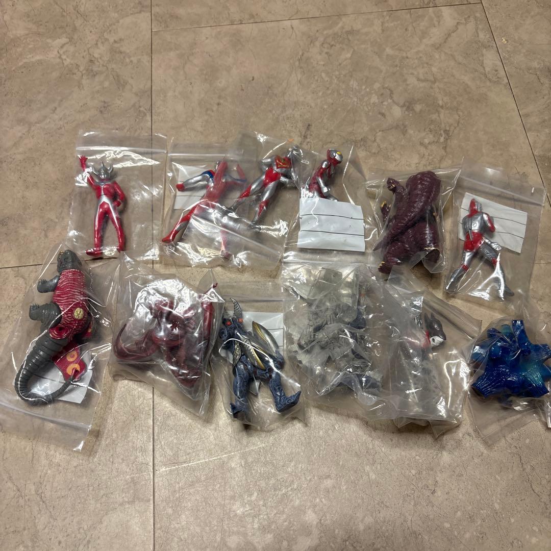 d*2様 ガシャポンウルトラマンシリーズ　全100体以上