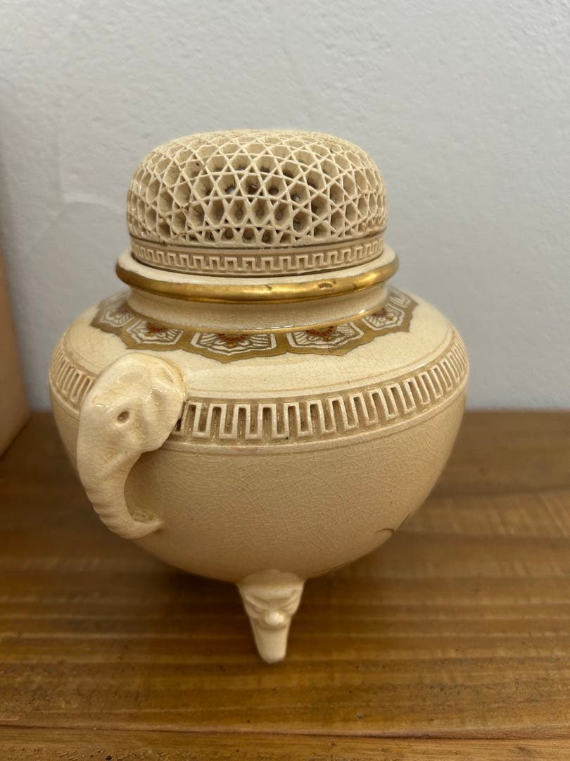 薩摩焼　香炉 花柄 ふた付き　白薩摩 三足 透かし蓋 箱