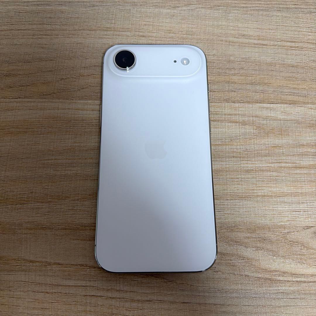 美品 iPhone Air ホワイト256GB 本体 au SIMフリー