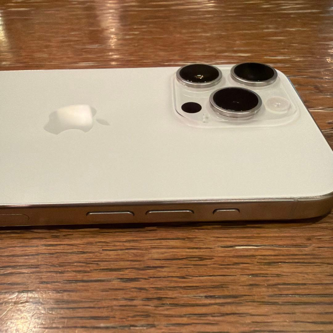 【美品】iPhone 15 Pro 256GB ホワイトチタニウム