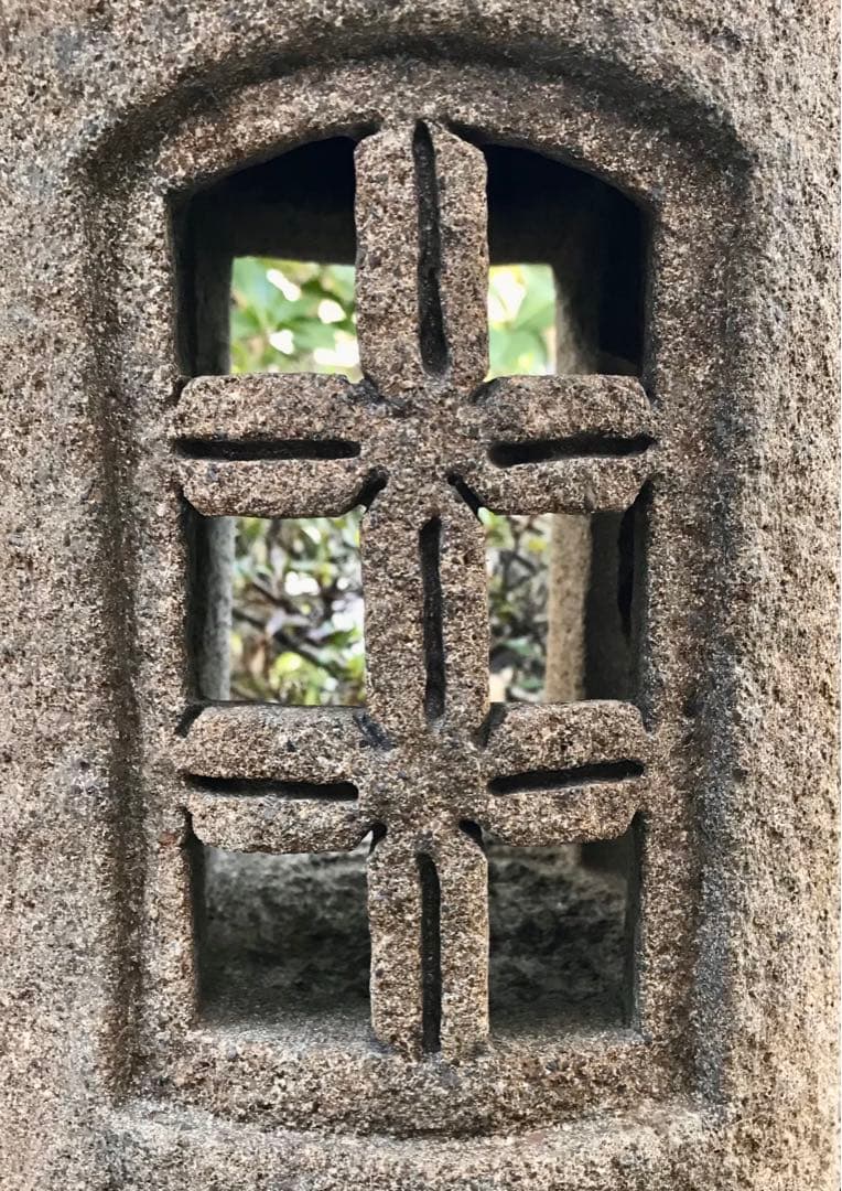 【天然自然石・創作石灯篭・道しるべ灯篭・明かり灯篭・すずらん模様柄花】庭石置物