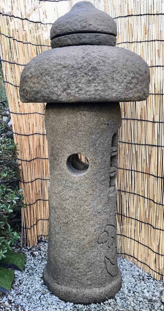 【天然自然石・創作石灯篭・道しるべ灯篭・明かり灯篭・すずらん模様柄花】庭石置物