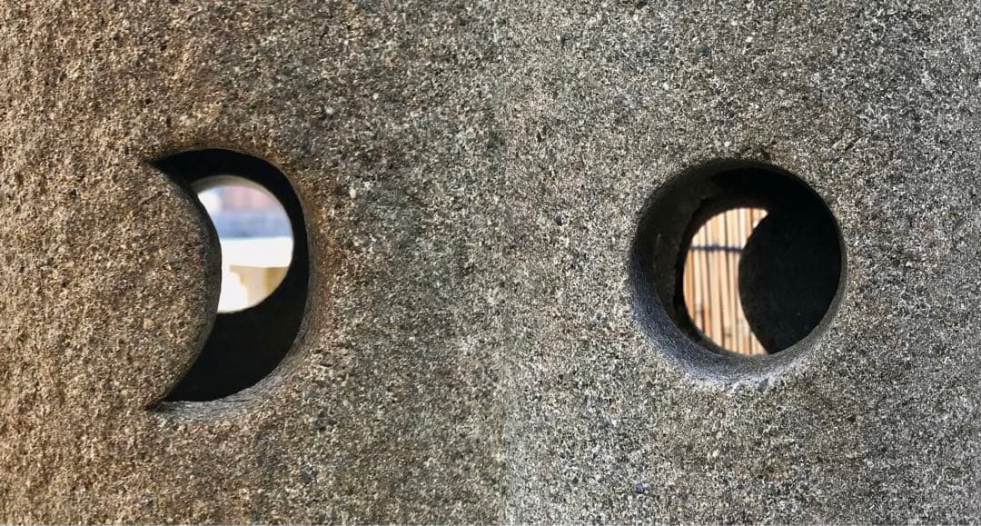 【天然自然石・創作石灯篭・道しるべ灯篭・明かり灯篭・すずらん模様柄花】庭石置物