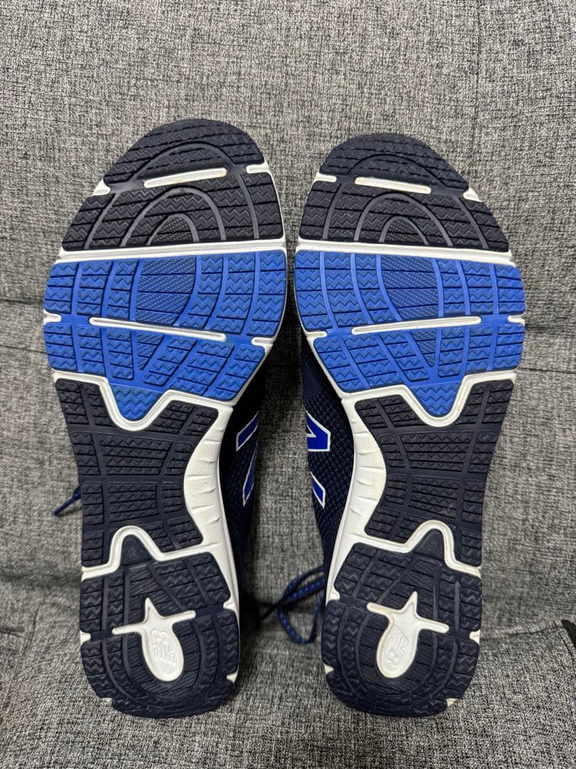【ほぼ新品】ニューバランス　ランニングシューズ