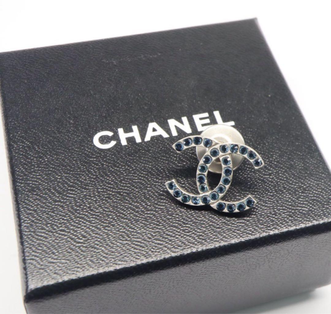 CHANELココマーク ピンブローチ ピンバッチ ブルーラインストーン シルバー