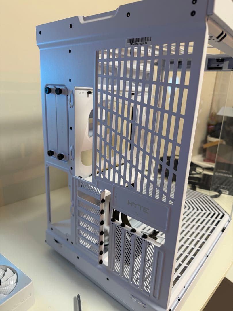 HYTE Y70 ホワイト PCケース