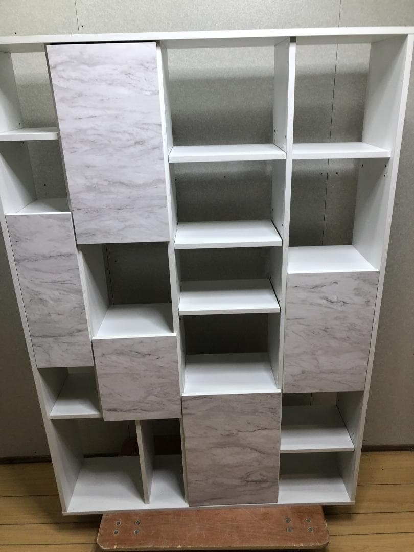 LOWYAの大理石風　本棚 シェルフ ディスプレイ 縦型 250414-11