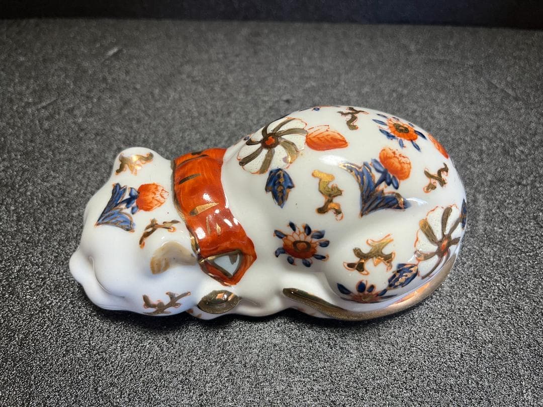 ■　伊万里 陶器 金彩 眠り猫 猫 縁起物 置物 飾物　■