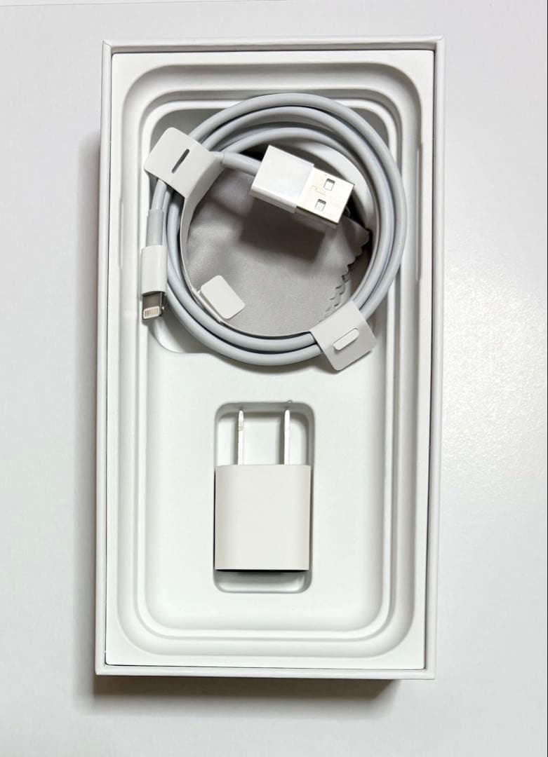 iPhone11 ホワイト　SIMロック解除済み、箱付、付属品あり