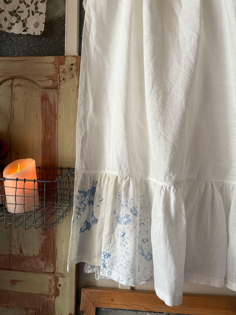 ホワイトリネンとキャベッジ&ローゼズの爽やかフリフリカーテン