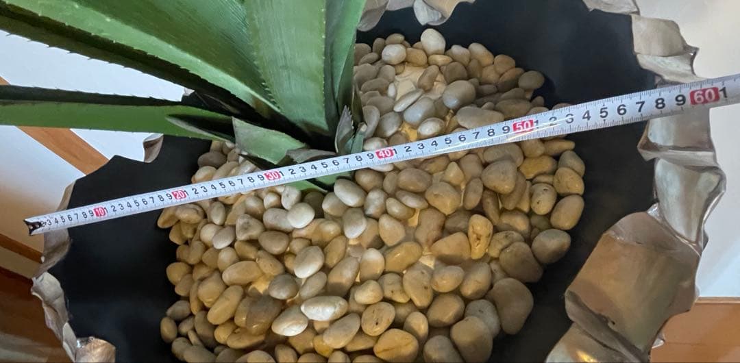 ドン・シェル・メタルウェアの鍾乳石花瓶スタンドとアロエの花瓶