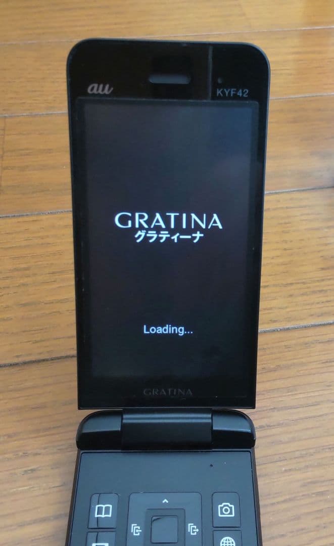 美品　GRATINA KYF42 ブラック　携帯電話
