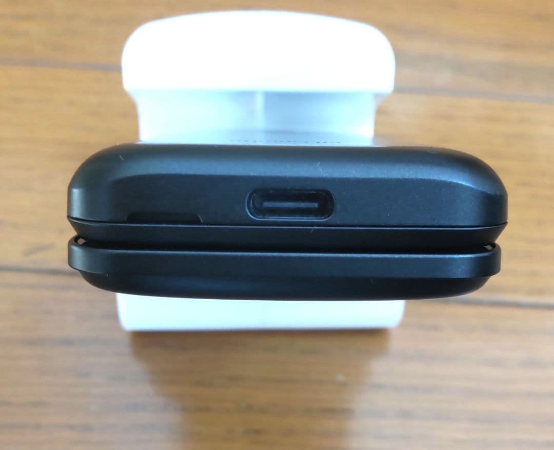 美品　GRATINA KYF42 ブラック　携帯電話