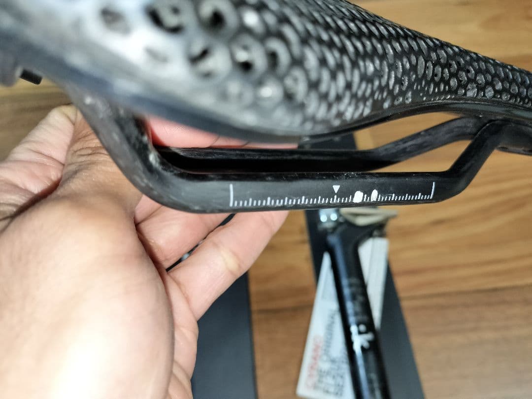 fi'zi:kサドルANTARES VERSUS EVO R1 ADAPTIVE