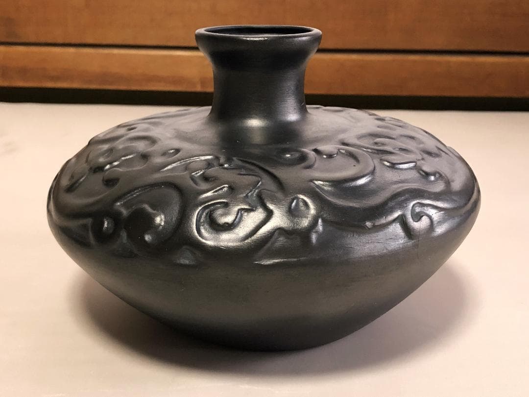 【 仇志海（Qui Zai Hai）作　唐草文黒陶瓶 】　証書付