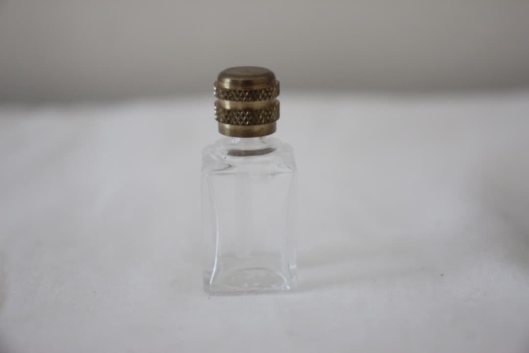 フランス　リモージュボックス　香水瓶入　金彩花柄