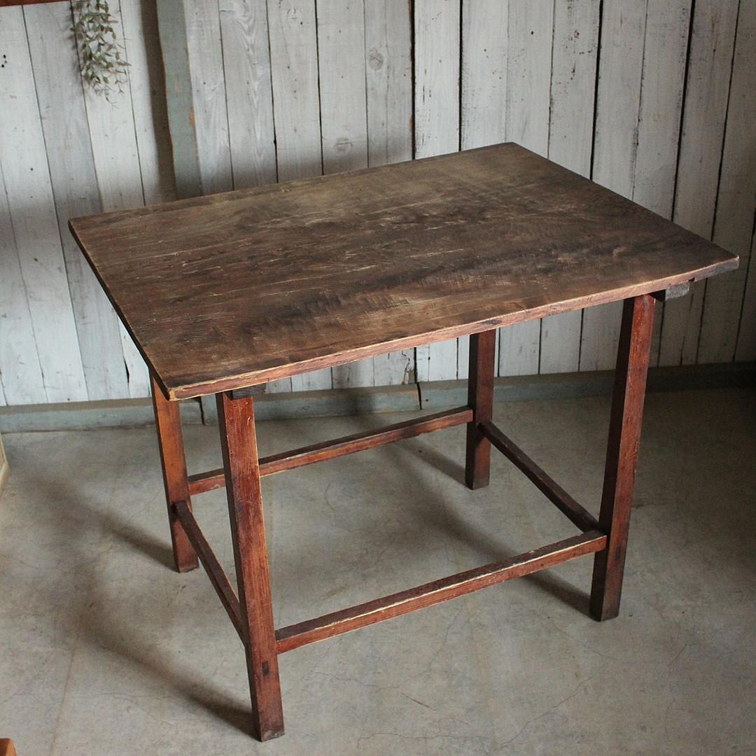古く味のある木製のテーブル　ジャンク　作業台　テーブル　古家具　アンティーク
