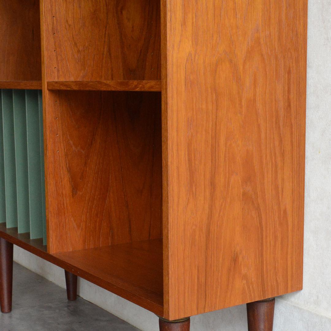 デンマーク 北欧ヴィンテージ チーク ディスプレイシェルフ 北欧家具 3段扉付き