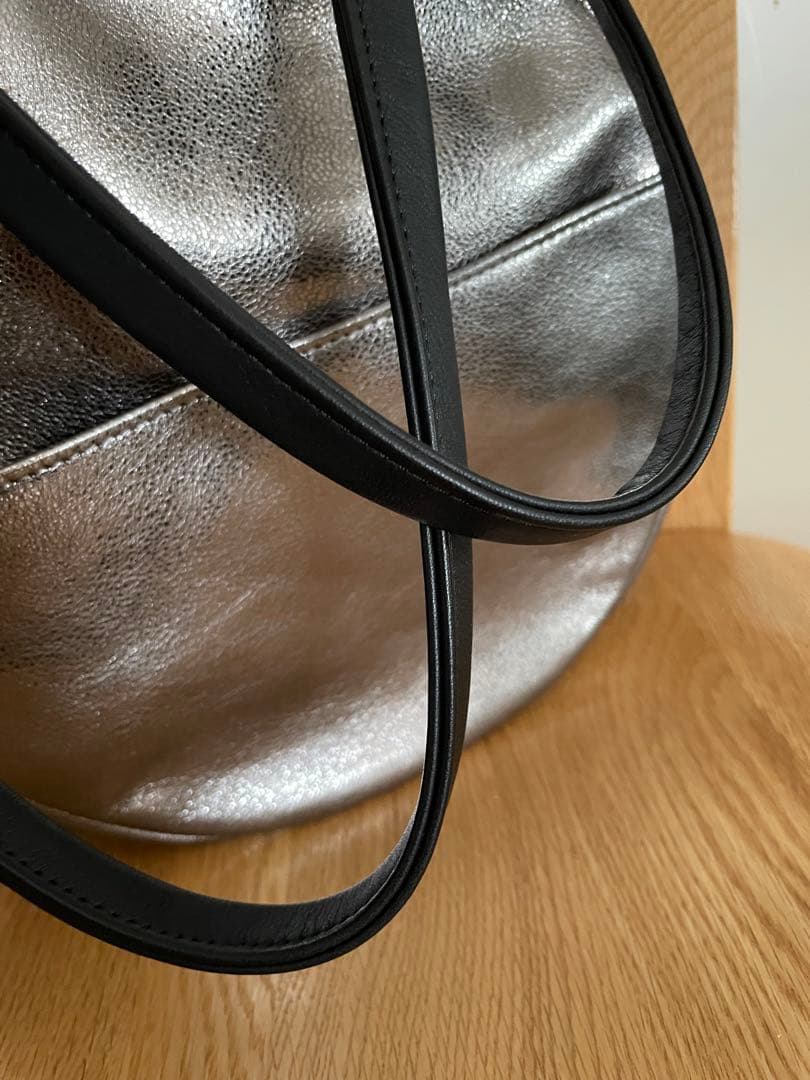 【美品】ikot レザー丸型バッグM シルバー