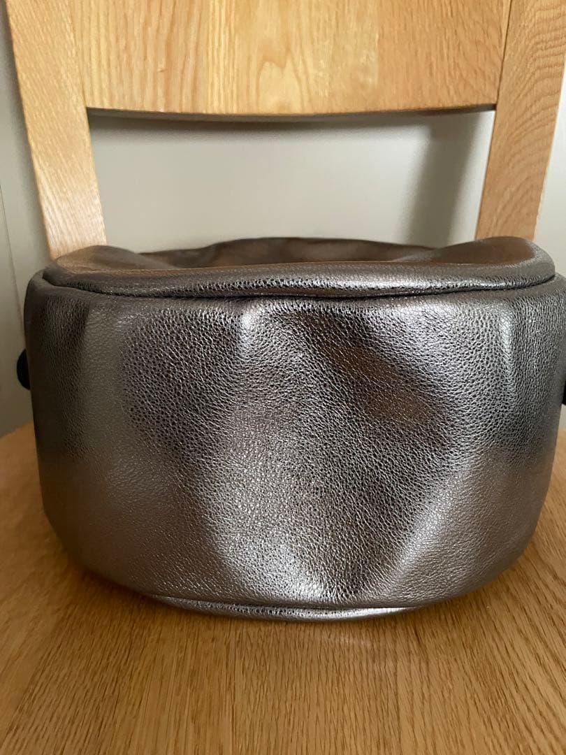 【美品】ikot レザー丸型バッグM シルバー