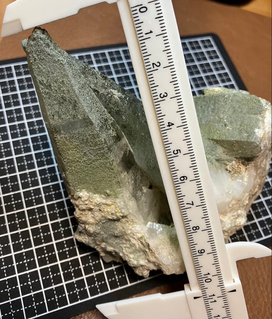 ガネーシュヒマール　ラパ産　クローライトオンクオーツクラスター　約485g