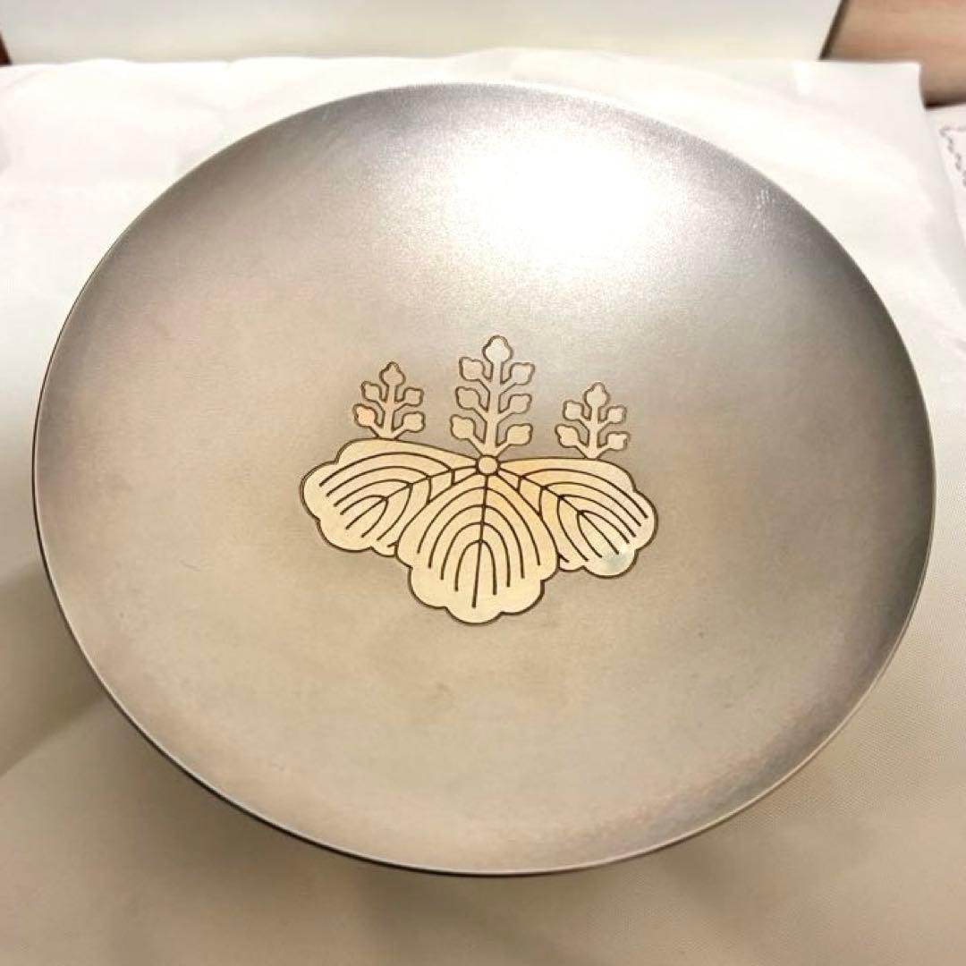 【正真正銘 純銀999 67g】防衛大臣 永年勤続表彰記念銀杯 桐紋 台座箱付